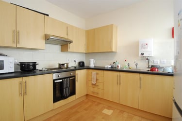 3 bed flat, Gilwell Street,, City Centre, Plymouth, PL48BU - Image 1